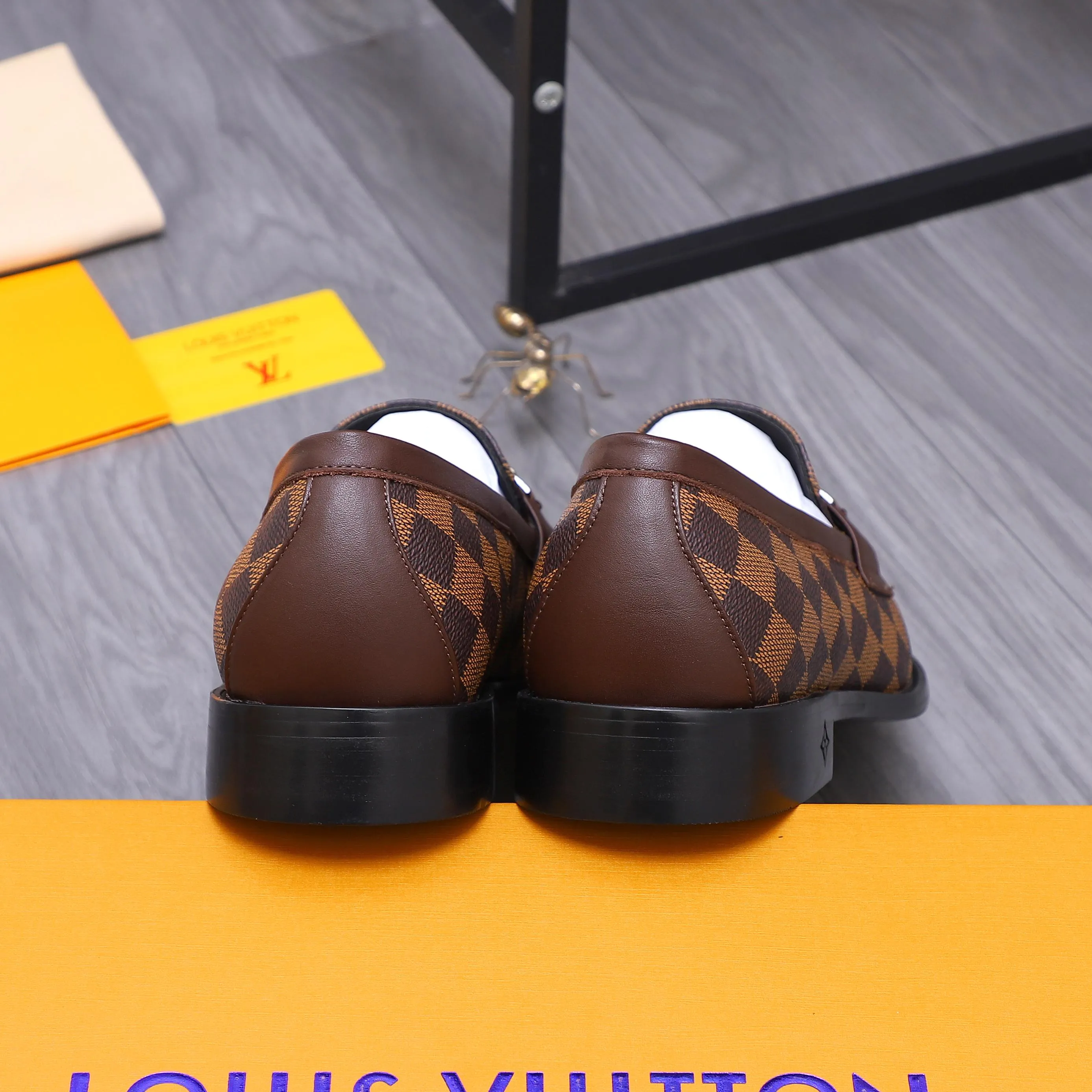 Men's shoes 💰660 Product trademark: LV [Louis Vuitton] business casual slip-on leather shoes, regular size. Size: 39-44 (38.45 custom-made, non-returnable) Product materials: Selected classic plaid upper, cowhide lining, original outsole